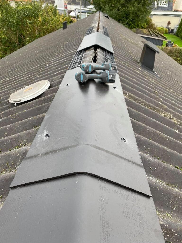 Tagarbejde med værktøj på metaltag i Danmark