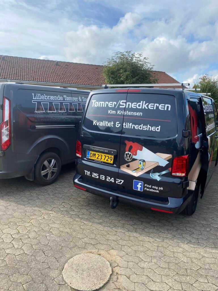 Tømrervarevogne med firmalogo og kontaktoplysninger