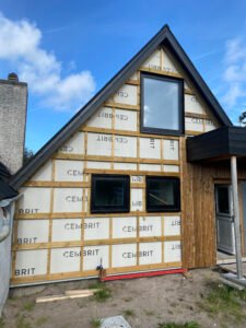 Hus under facadeisolering med Cembrit plader